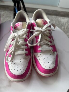 Nike Kids Low-Top Sneakers in White and Hot Pink